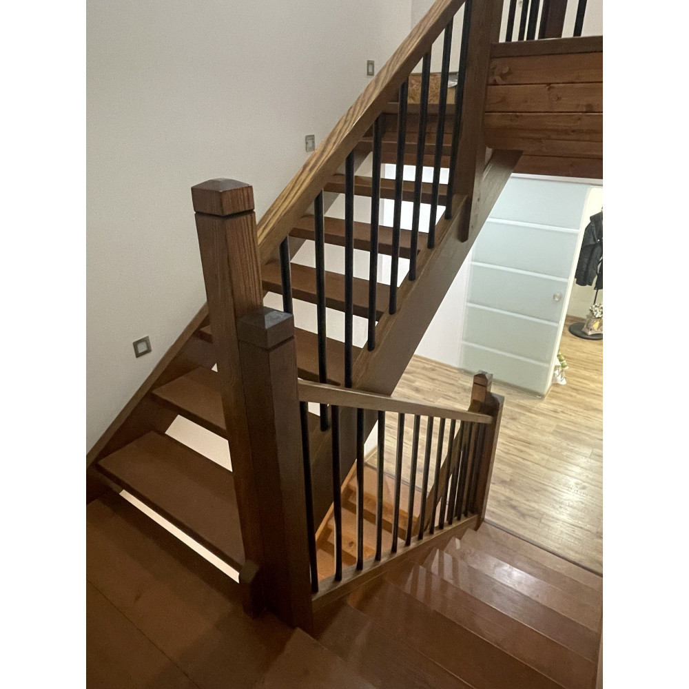 Drevené samonosné schody s čiernymi tyčkami