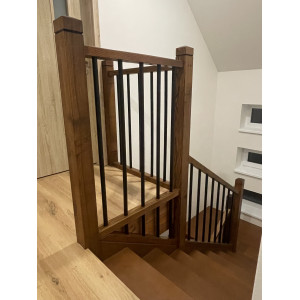 Drevené samonosné schody s čiernymi tyčkami