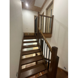 Drevené samonosné schody s čiernymi tyčkami