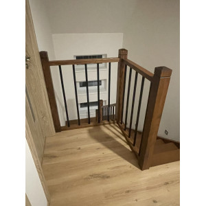 Drevené samonosné schody s čiernymi tyčkami