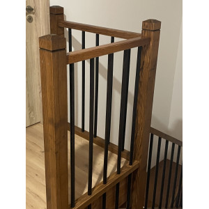 Drevené samonosné schody s čiernymi tyčkami