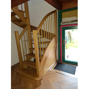 Samonosné drevené schody s bočným krytom