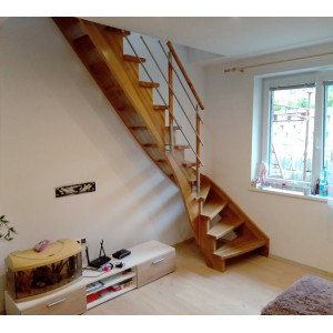 Drevené schody rohové