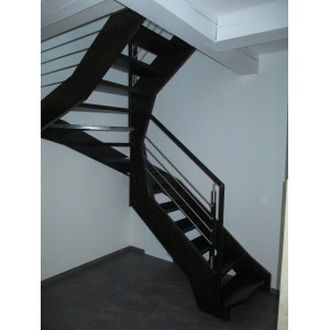 Drevené schody čierne