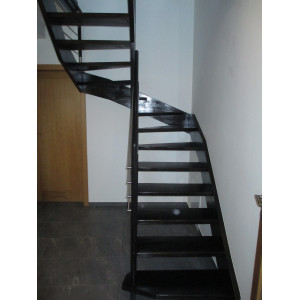 Drevené schody čierne