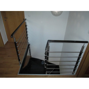 Drevené schody čierne