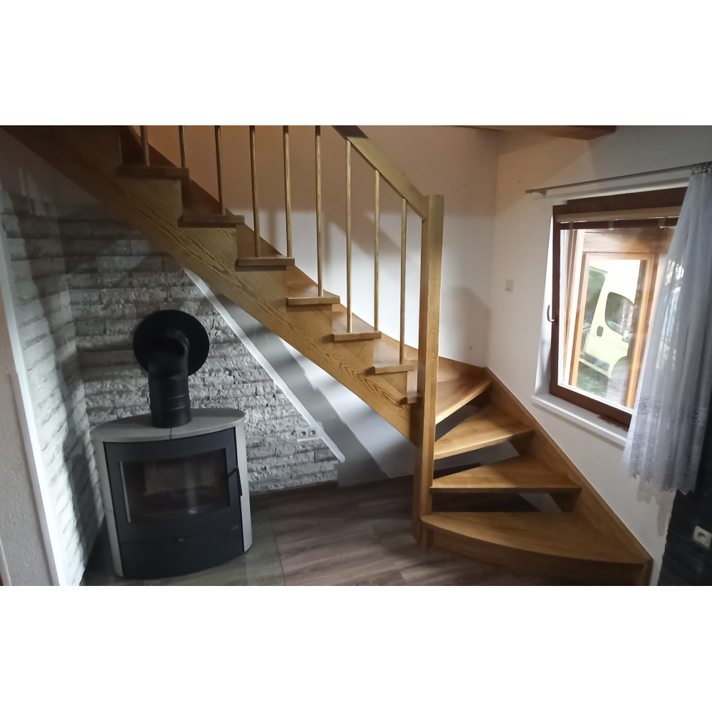 Drevené schody rohové