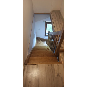 Drevené schody rohové