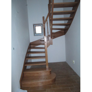 Drevené schody do malého priestoru