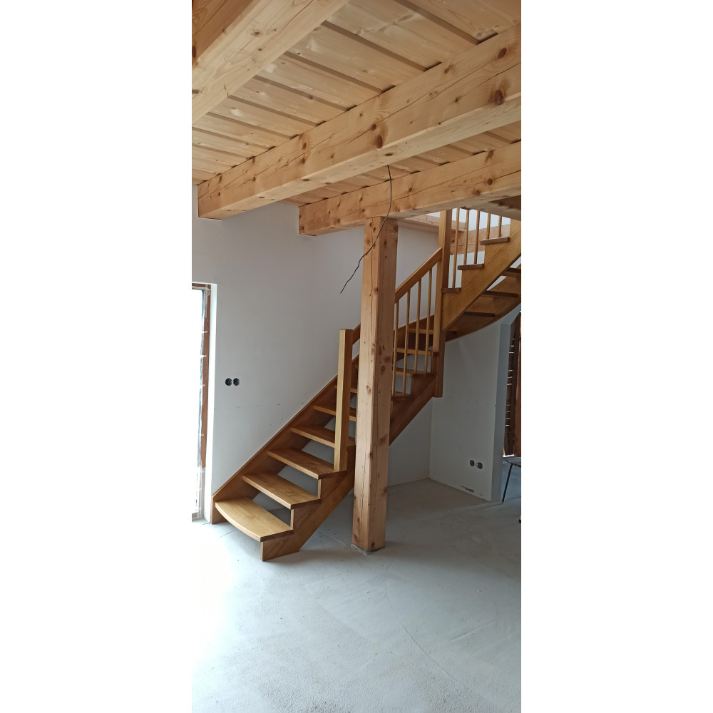 Drevené schody do chaty