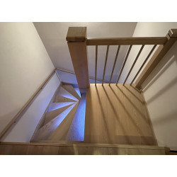 Drevené schody osvetlené
