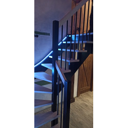 Samonosné drevené schody osvetlené