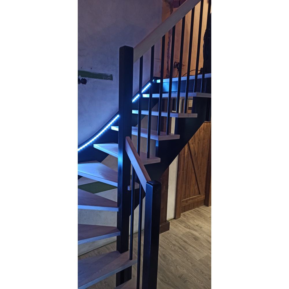 Samonosné drevené schody osvetlené