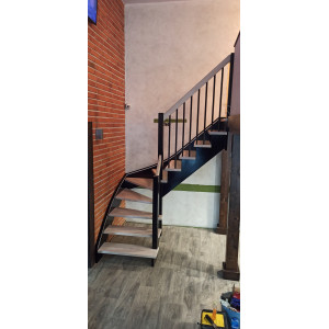 Samonosné drevené schody osvetlené