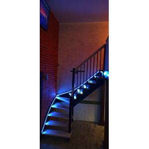 Samonosné drevené schody osvetlené