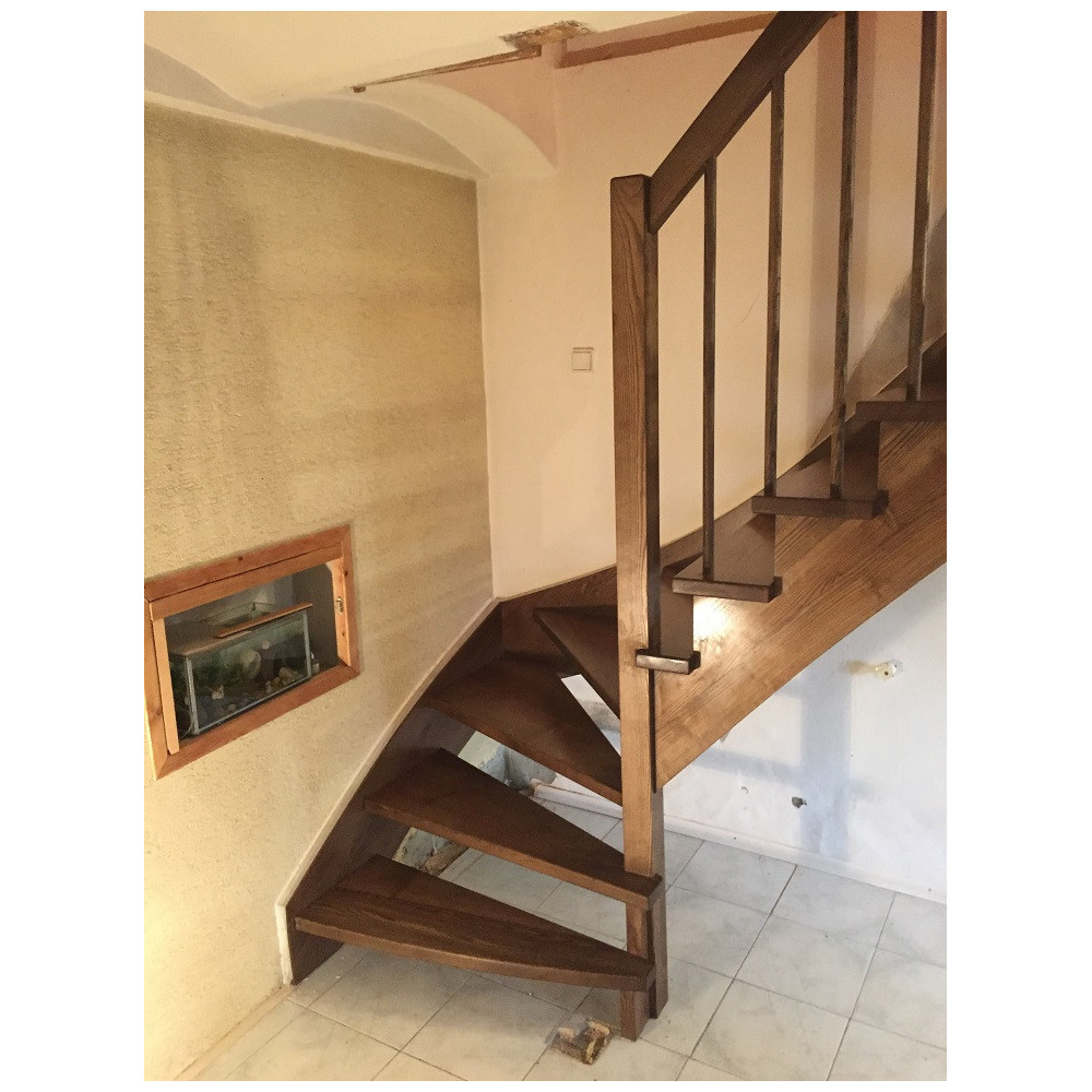 Drevené schody rohové